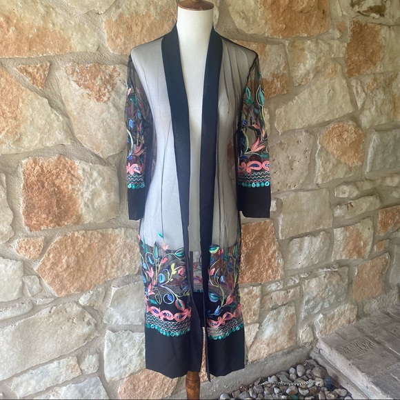 Accessories - 🌸Stunning floral embroidered kimono🌸